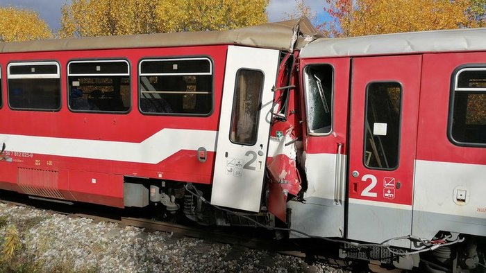 Kuriózna zrážka vlakov: Náhradný rušeň narazil do osobného vlaku, ktorému išiel pomôcť