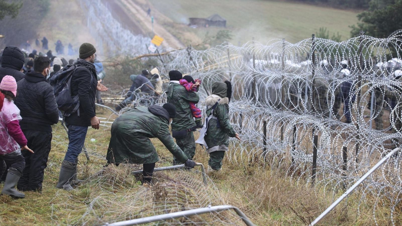 Migranti sa opäť pokúsili násilne prekročiť poľskú hranicu