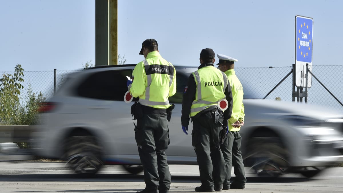 V piatok polícia pri Rusovciach zadržala 11 migrantov v osobnom vozidle