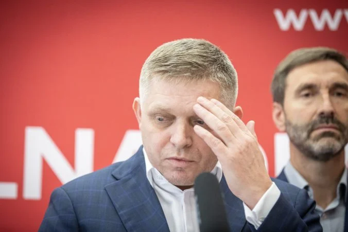 Robert Fico požaduje odsúdenie novinárov a údajne vie, od ktorého policajta unikli nahrávky z chaty