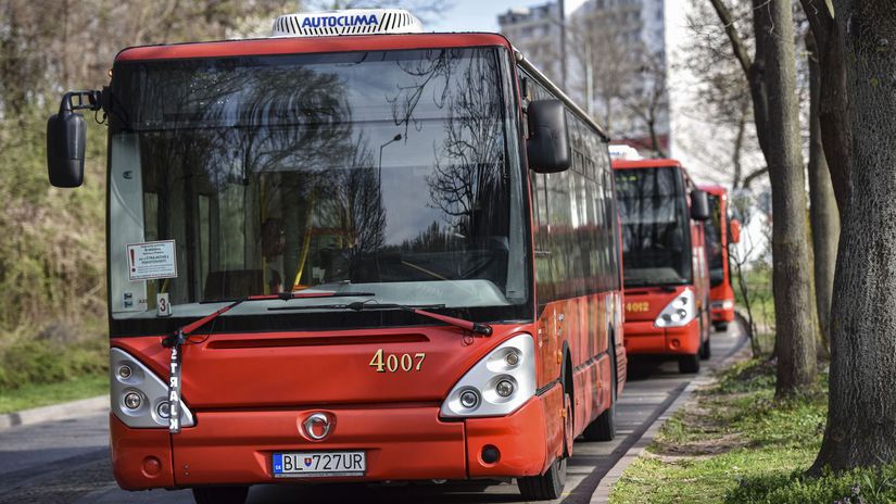 Prímestská autobusová doprava v Bratislave je stále v obmedzenom rozsahu. Dôvodom sú chýbajúci vodiči