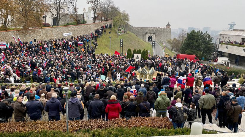 Na protest pred parlament prišli stovky ľudí, Smer si pripomenul Dubčeka