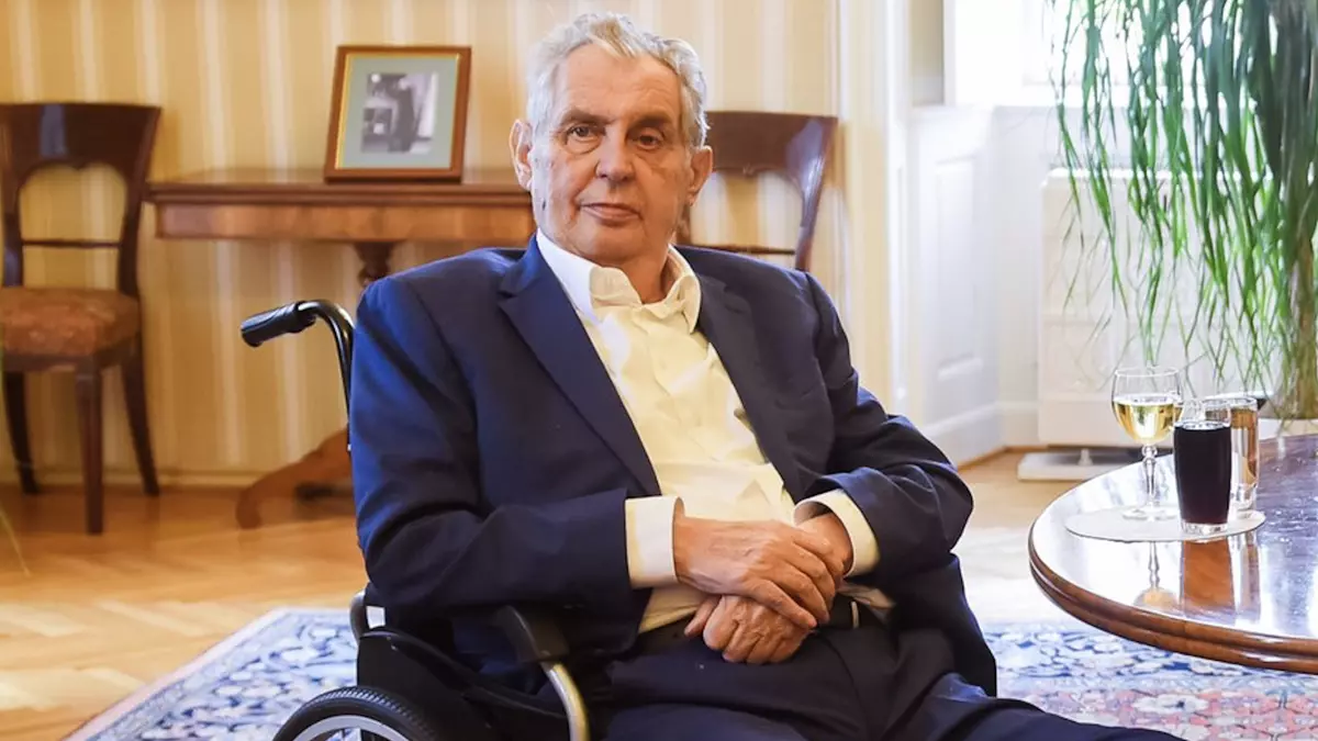 Český prezident Zeman by mal podľa šéfa jeho lekárskeho konzília zostať v nemocnici