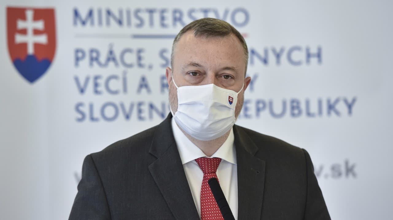 Krajniak: Pracovníci v zariadeniach sociálnych služieb dostanú po 350 eur