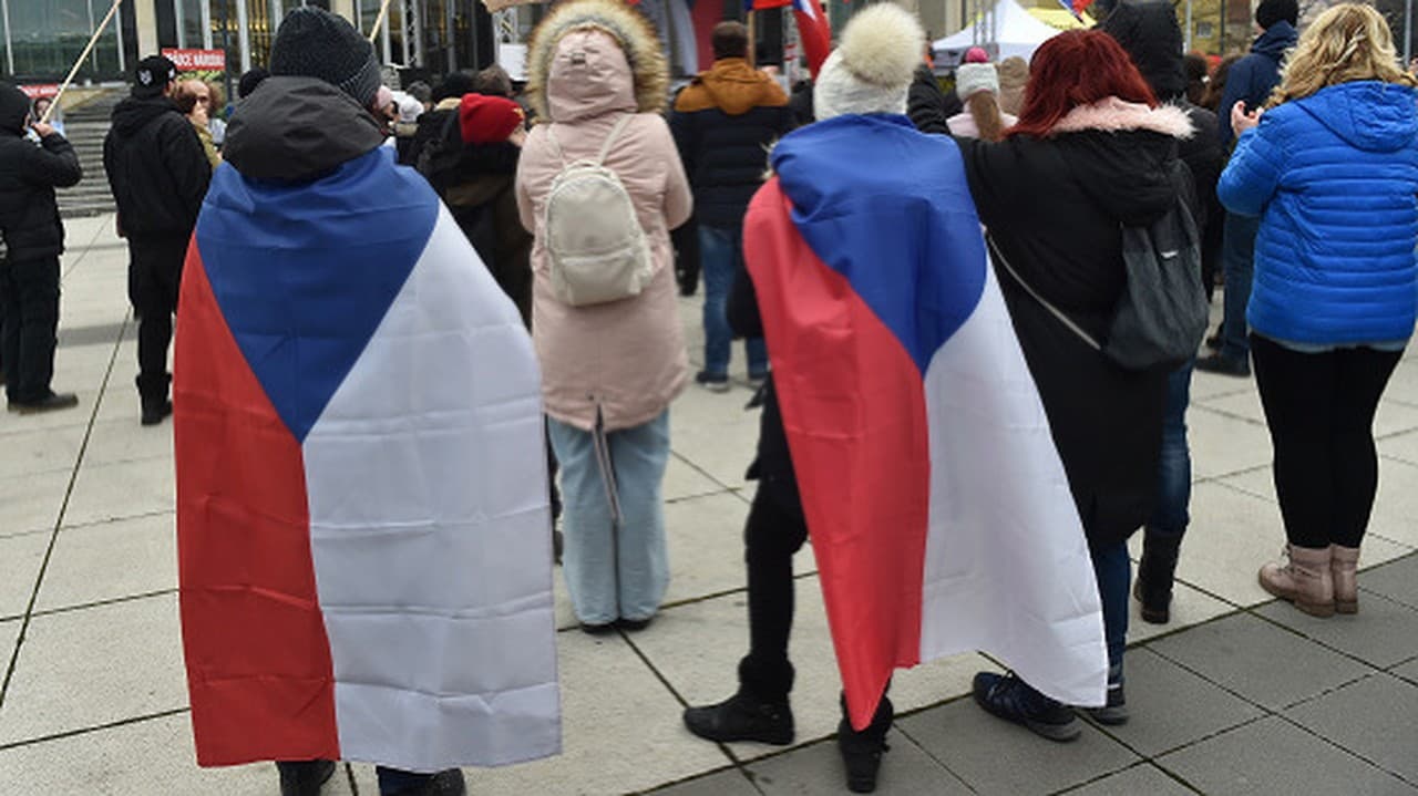 Stovky ľudí robili rámus pred budovou Českej televízie: Žiadajú len jedno