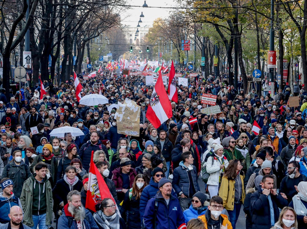 Vo Viedni protestujú tisíce ľudí proti pandemickým opatreniam