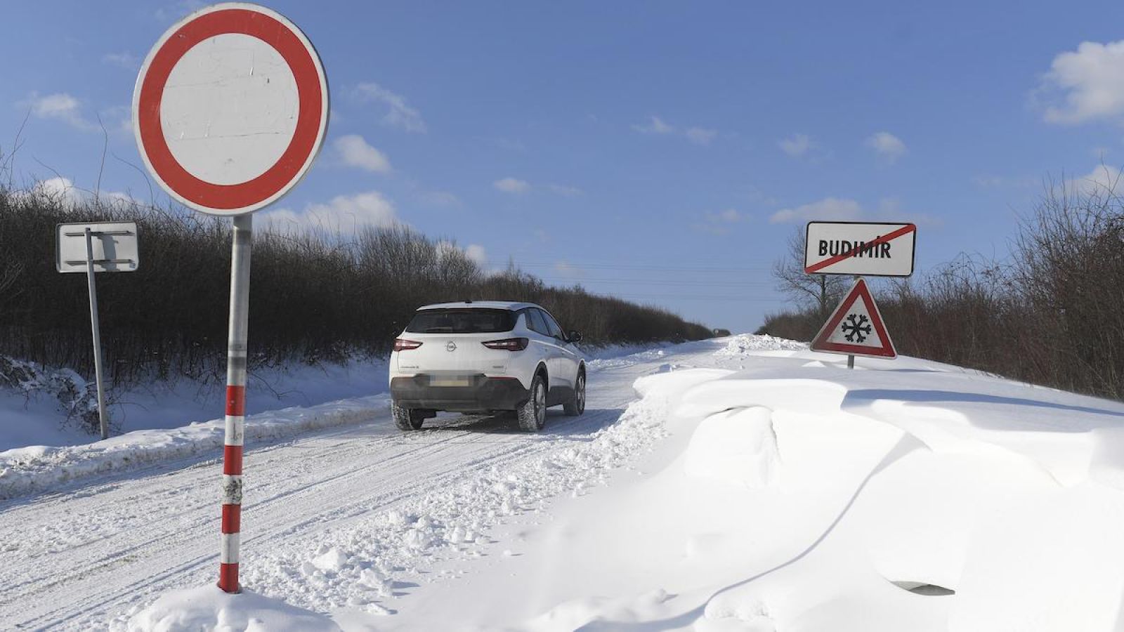 Slovenský hydrometeorologický ústav vydal výstrahy pred poľadovicou, snežením aj závejmi