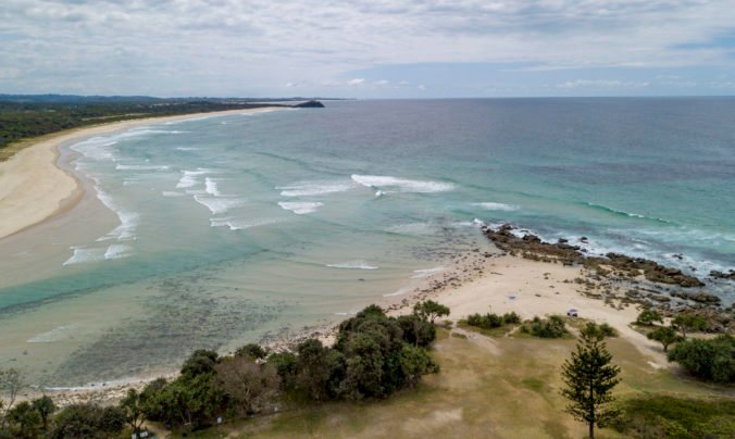 Pri pobreží austrálskeho Queenslandu sa do mora zrútilo malé lietadlo, potápači našli vo vraku štyri telá