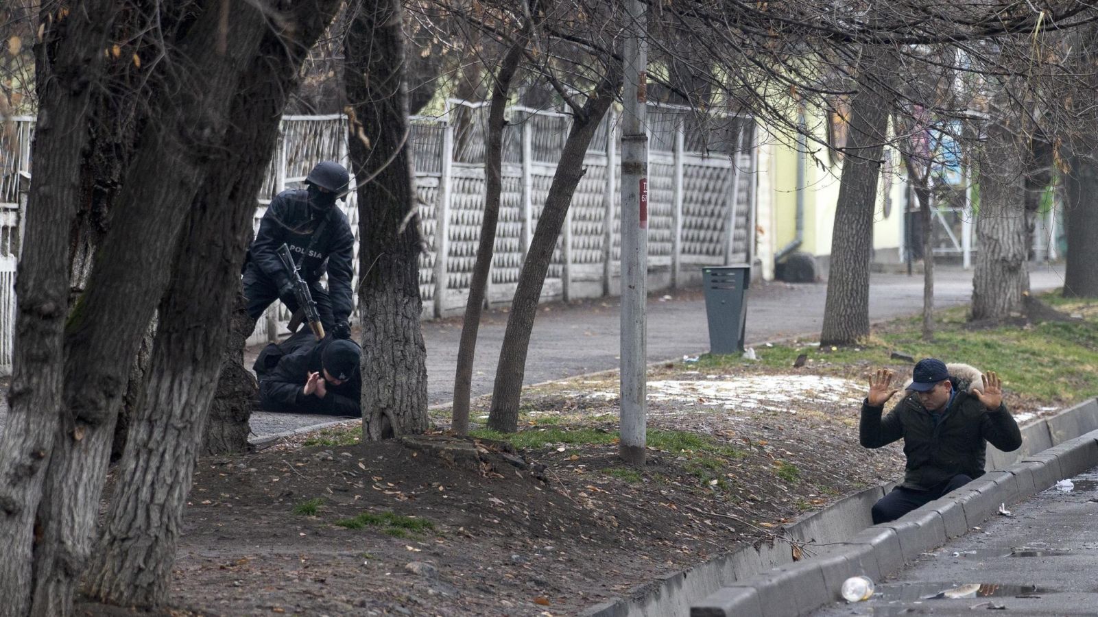 Pondelok bude v Kazachstane dňom štátneho smútku. Zadržali aj cudzincov