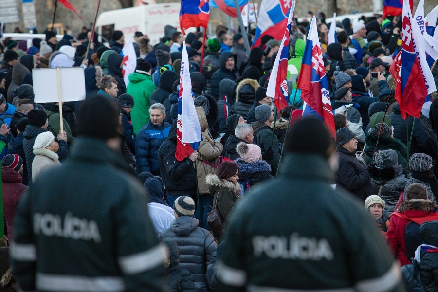 ￼Pred budovou parlamentu sa zhromaždili stovky ľudí: Protest proti dohode s USA