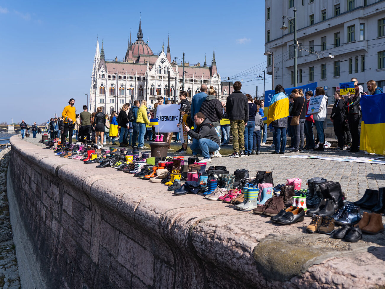 300 párov topánok na brehu Dunaja a apel Maďarov na ich vládu