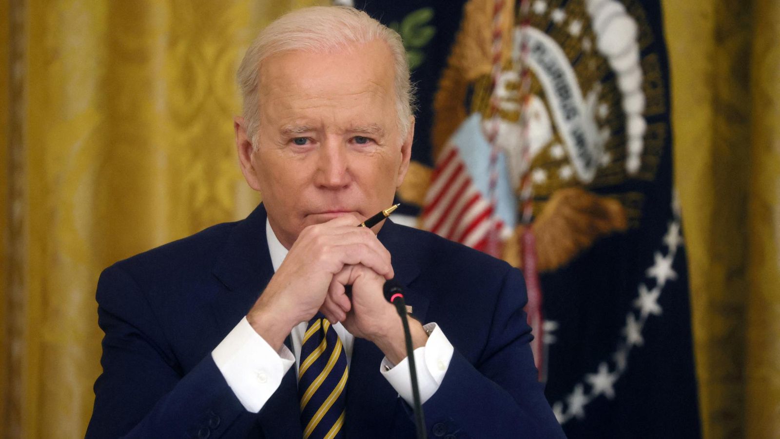 Biden hovoril s Macronom o invázii Ruska na Ukrajine