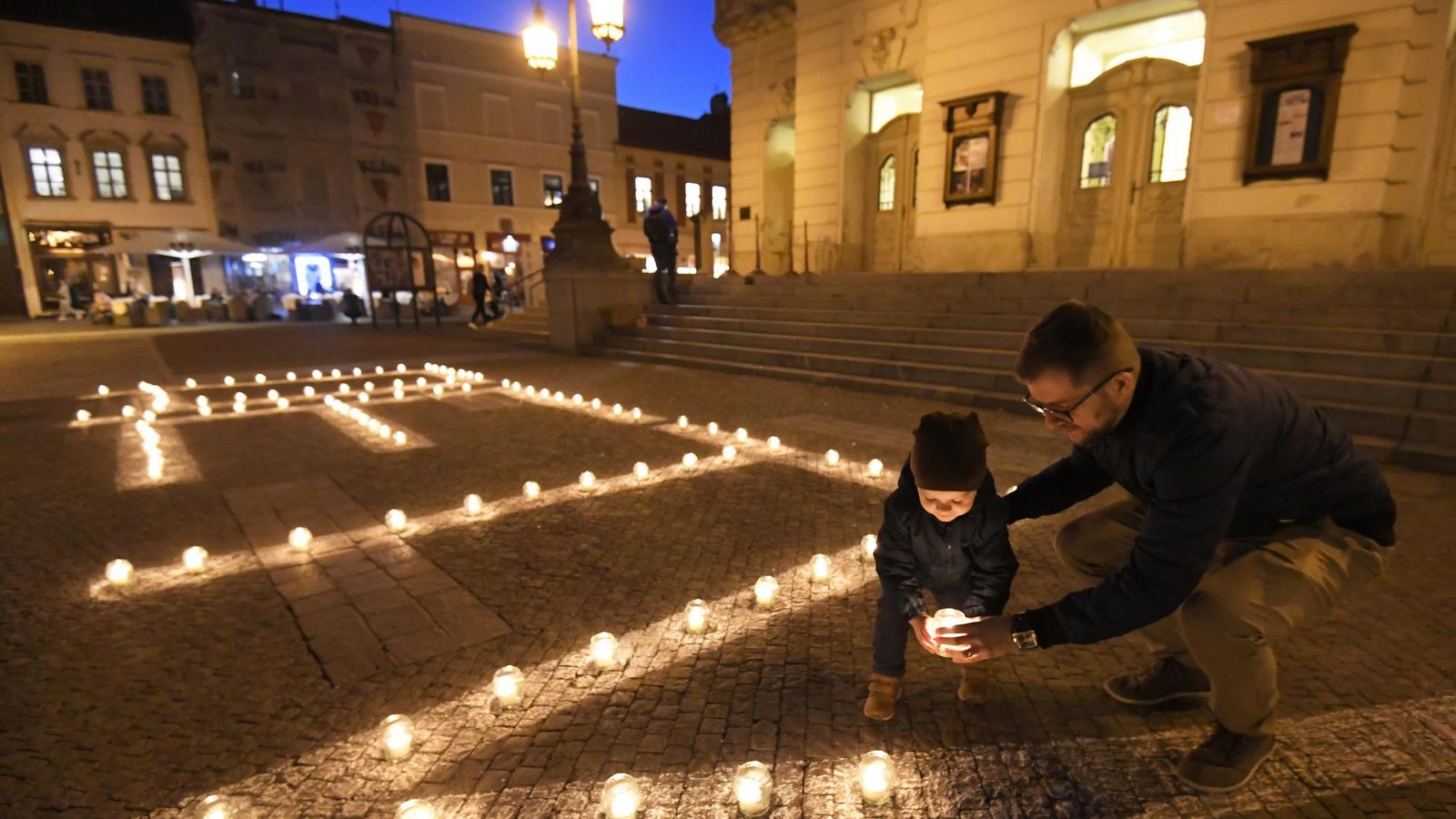 Divadlo v Košiciach vyjadrilo podporu Ukrajine aj nápisom „DETI“ zo sviečok