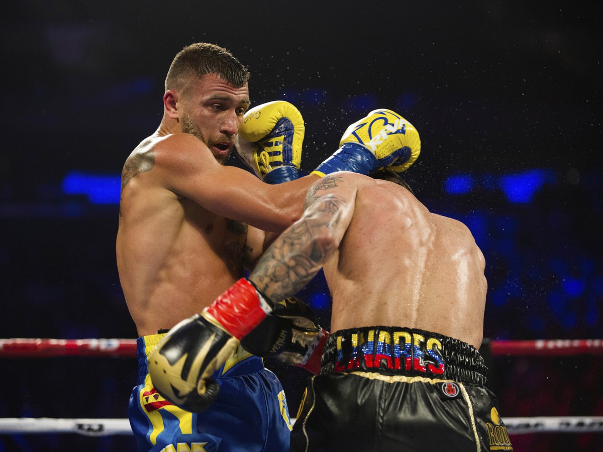 Ukrajina má prednosť: Hviezdny boxer odpískal titulový zápas, aby mohol brániť svoju vlasť