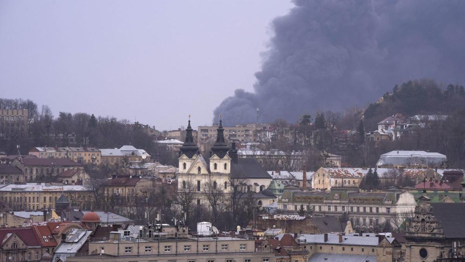 Ukrajina: Pri raketových útokoch zahynulo v Ľvove šesť ľudí