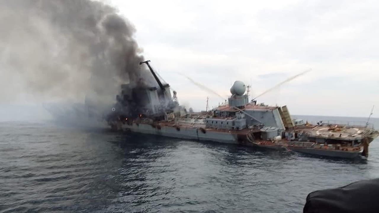 Ďalšia pýcha ruského námorníctva v plameňoch? Po krížnikovi Moskva má v Čiernom mori horieť ďalšia loď