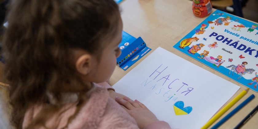 Sú to len deti, ktoré stratili domov, treba ich vtiahnuť do kolektívu, nie odsúvať nabok a aj tínedžeri by mali hľadať spôsoby, ako s nimi komunikovať, vysvetľuje detská psychologička