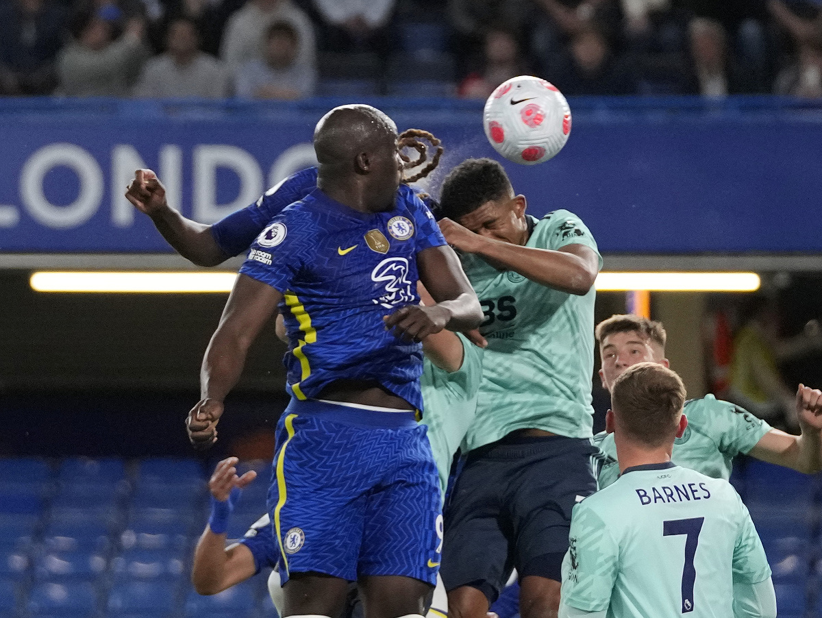 Chelsea sa musela na Leicester doťahovať, Everton sa zachránil po skvelej otočke