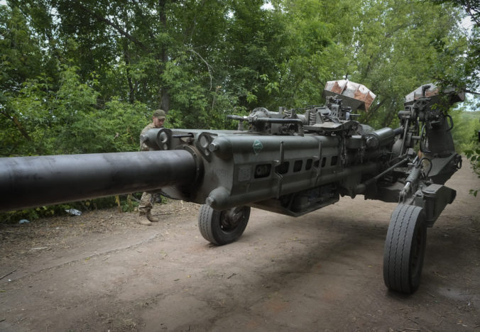 Vojna na Ukrajine: Rusi kontrolujú viac ako polovicu Doneckej oblasti, EÚ sľúbila ďalšie zbrane a USA poslali raketomety HIMARS