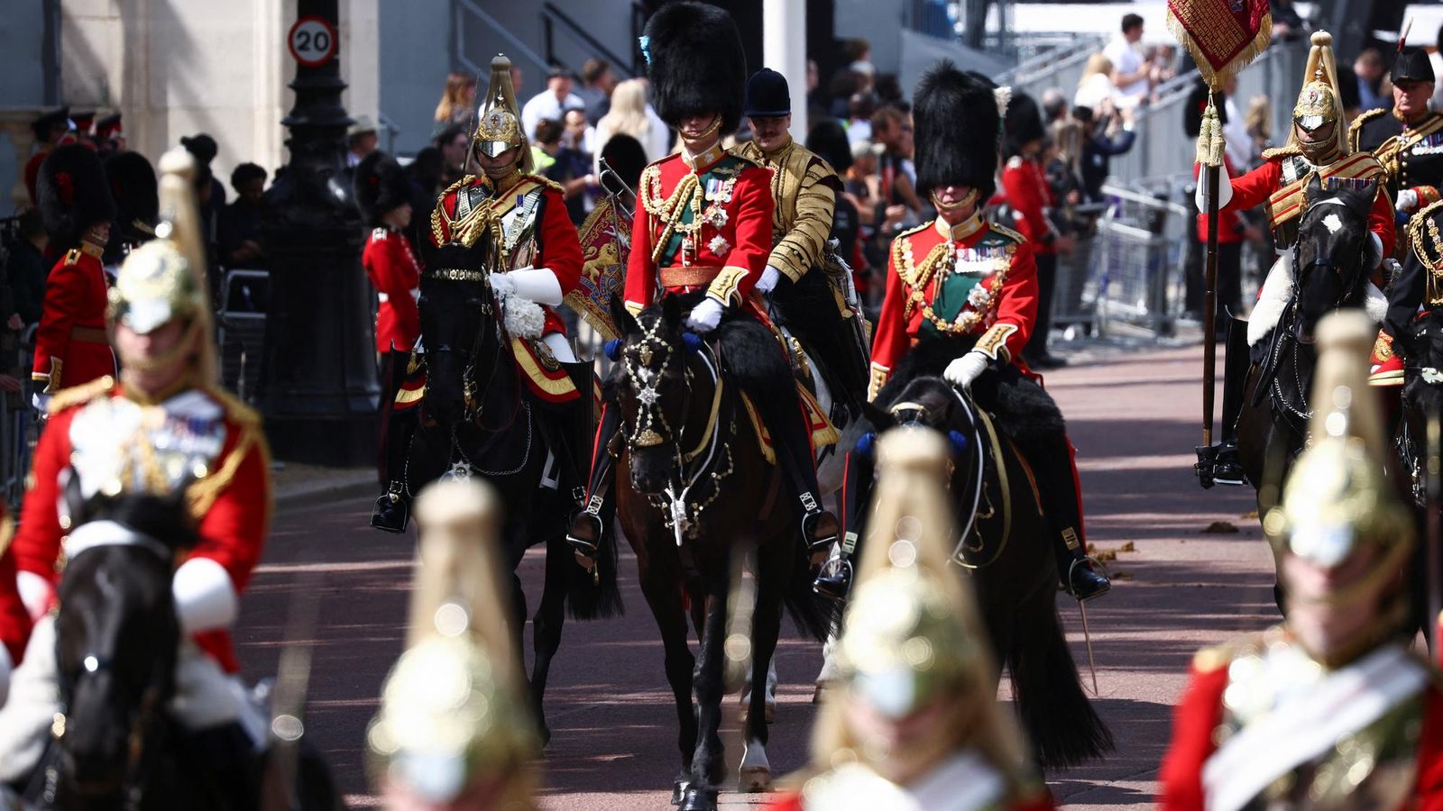 Dvaja muži narušili vojenskú prehliadku venovanú britskej kráľovnej