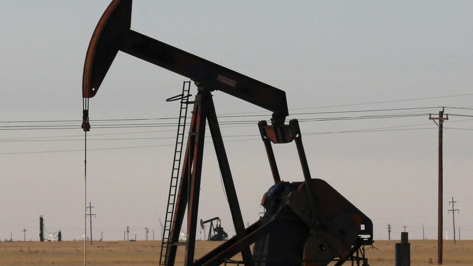 Ceny ropy mierne klesli, cena Brentu spadla pod 101 USD za barel