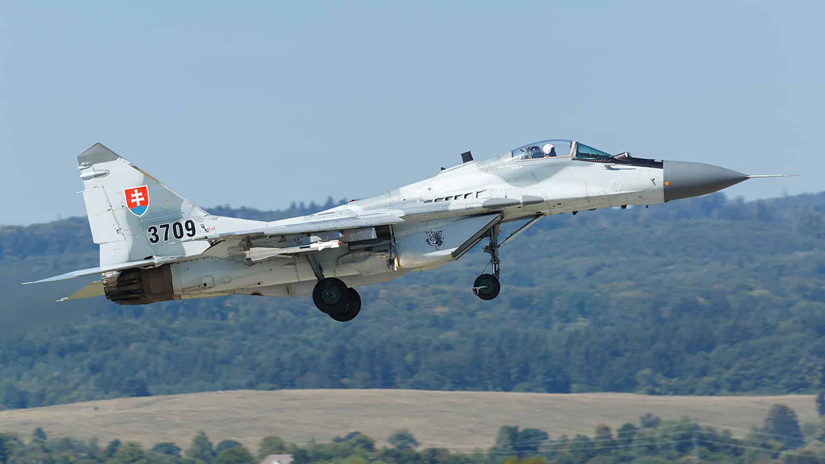 Slovensko poslalo na Ukrajinu stíhačky MiG-29 a húfnice Zuzana 2