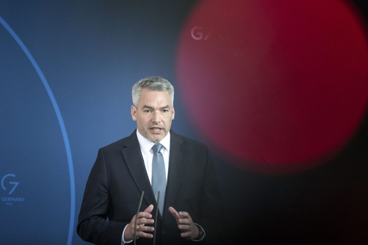 Rakúsky kancelár apeluje na kolegov: Zastavme šialenstvo na trhoch s energiou