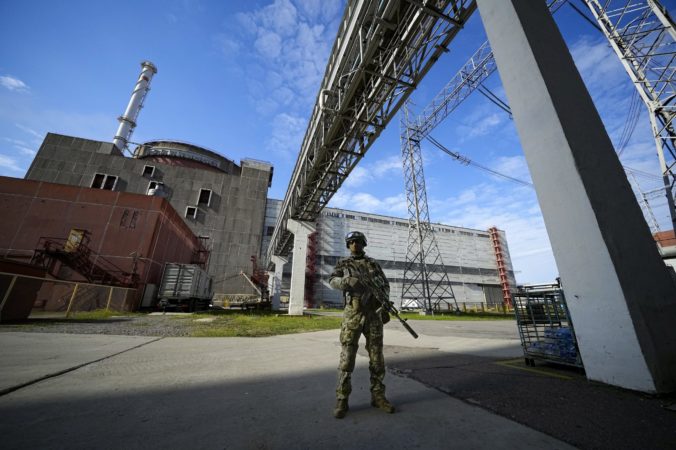 V Zaporižžskej jadrovej elektrárni ruská armáda ukladá míny, zasiahol ju ďalší raketový útok￼