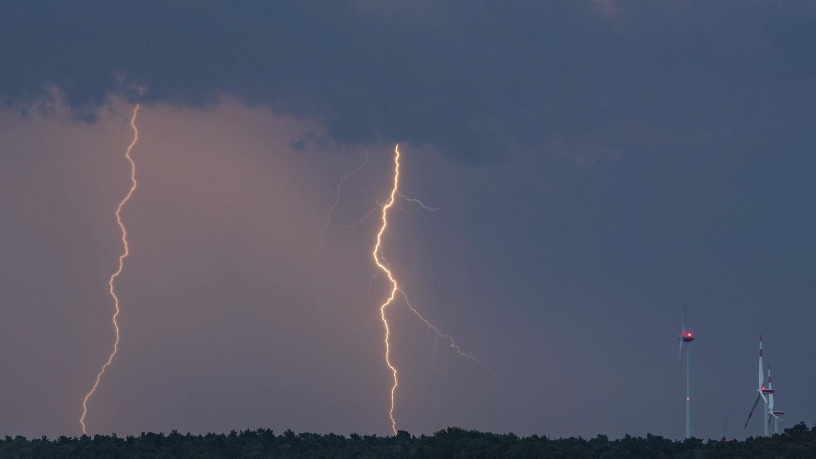 SHMÚ vydal výstrahy, varuje pred búrkami s lejakmi a krúpami