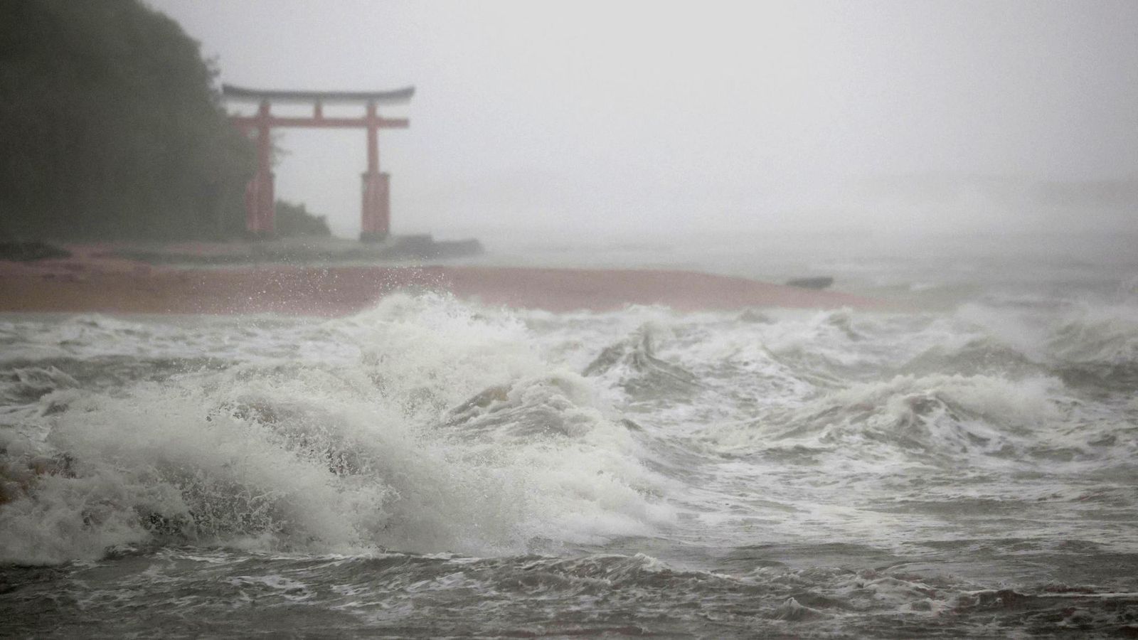 Japonsko sa pripravuje na príchod supertajfúnu Nanmadol