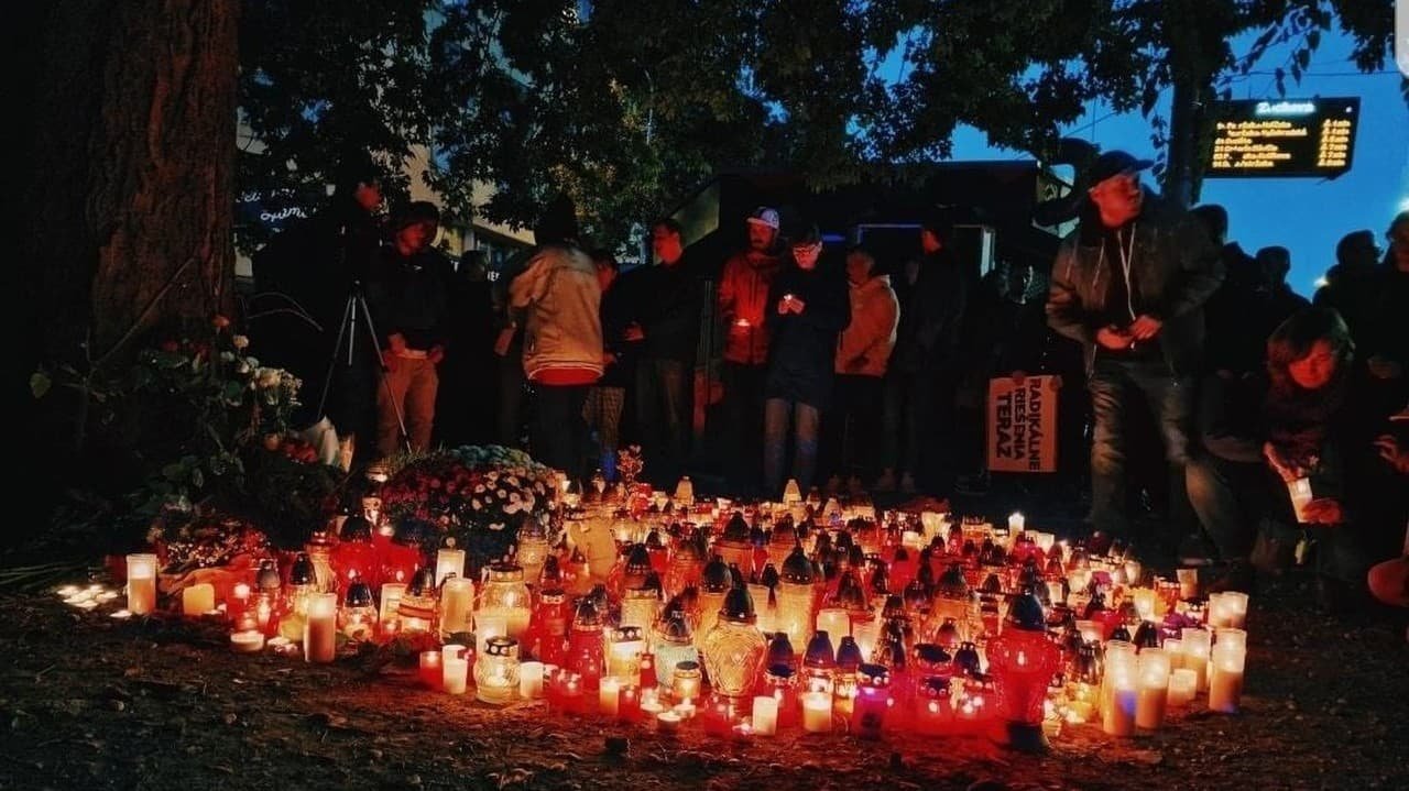 Príbuzní a známi obetí neskrývajú hnev: Nech sa sudca pozrie do očí rodičom mŕtvych detí!