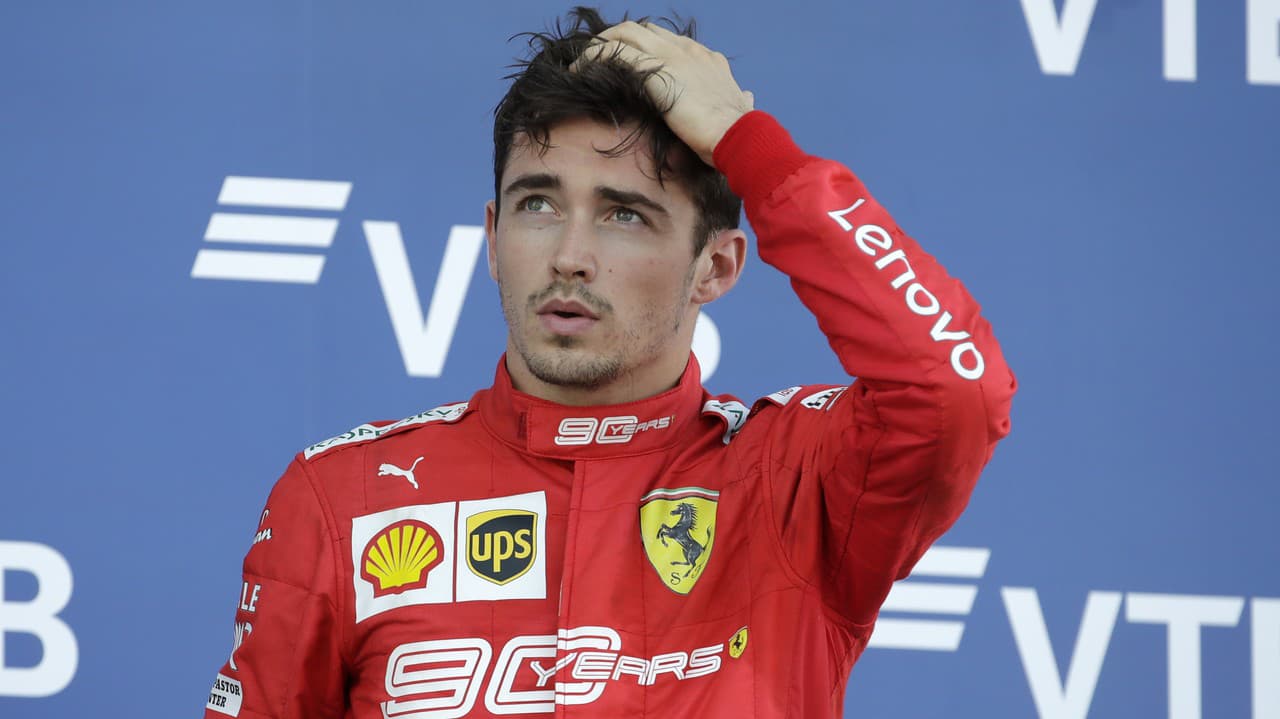 Ďalšie komplikácie pre Ferrari? Charles Leclerc počas tréningu havaroval a rozbil si monopost