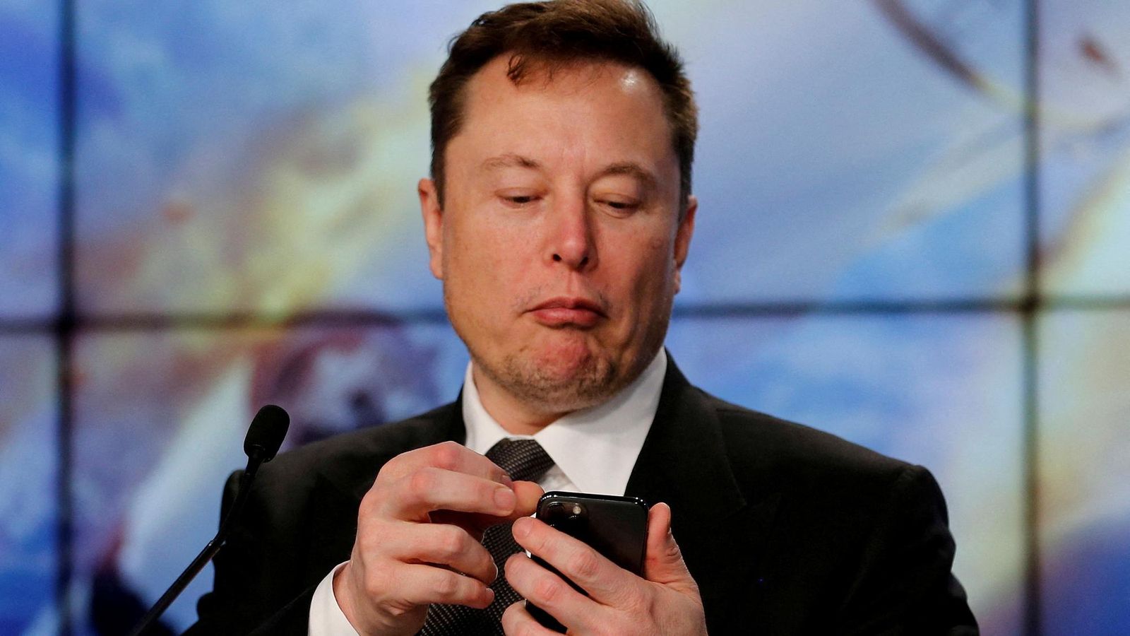 Musk sa chopil kormidla Twitteru, ECB hatia cestu obavy z recesie