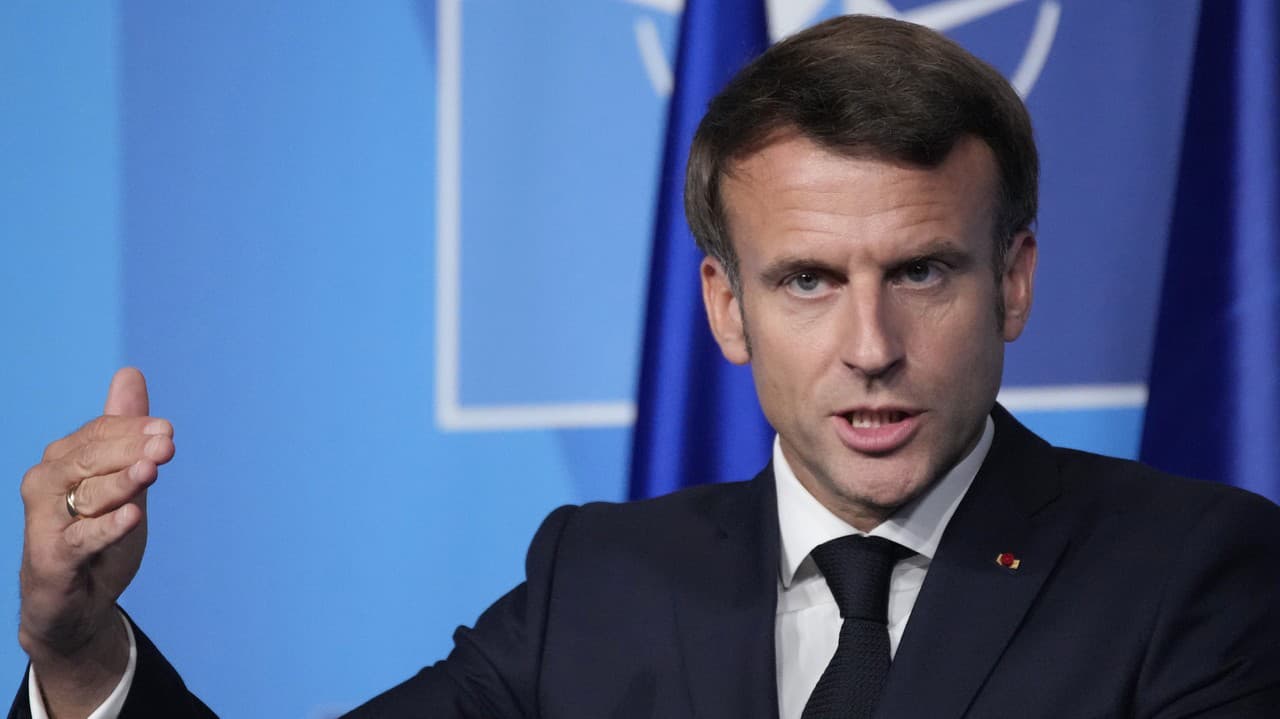 Macron chce hovoriť s Bidenom: Dúfa, že získa výnimky pre Európu