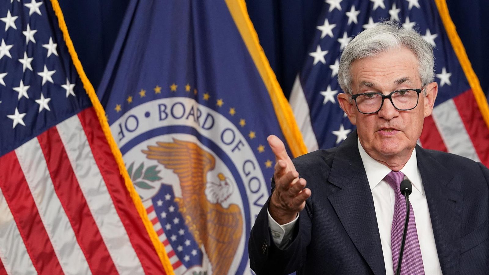 Americká centrálna banka je pripravená opäť zvýšiť úrokové sadzby, tvrdí šéf Fedu Jerome Powell