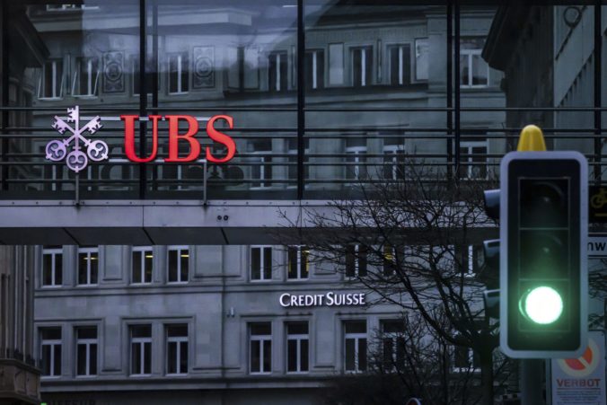 UBS plánuje po prevzatí Credit Suisse zredukovať počet zamestnancov, o prácu môže prísť až tritisíc ľudí