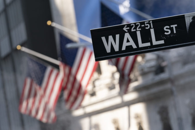 Wall Street zažíva zlé obdobie, Fed zrejme bude držať úrokové sadzby vysoko