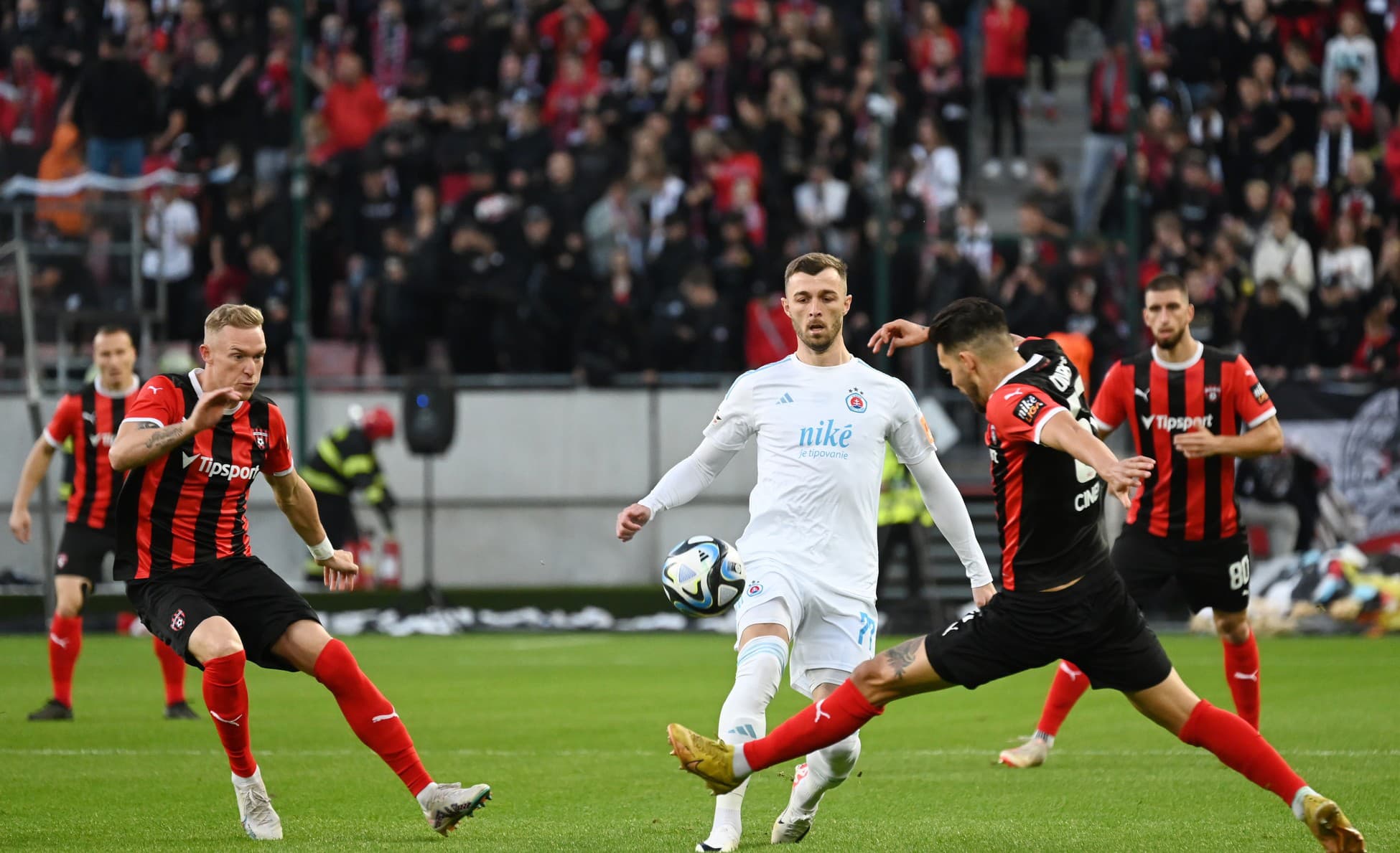 Prvé derby v sezóne prinieslo poriadnu drámu: Slovan Bratislava sa dostal na čelo tabuľky