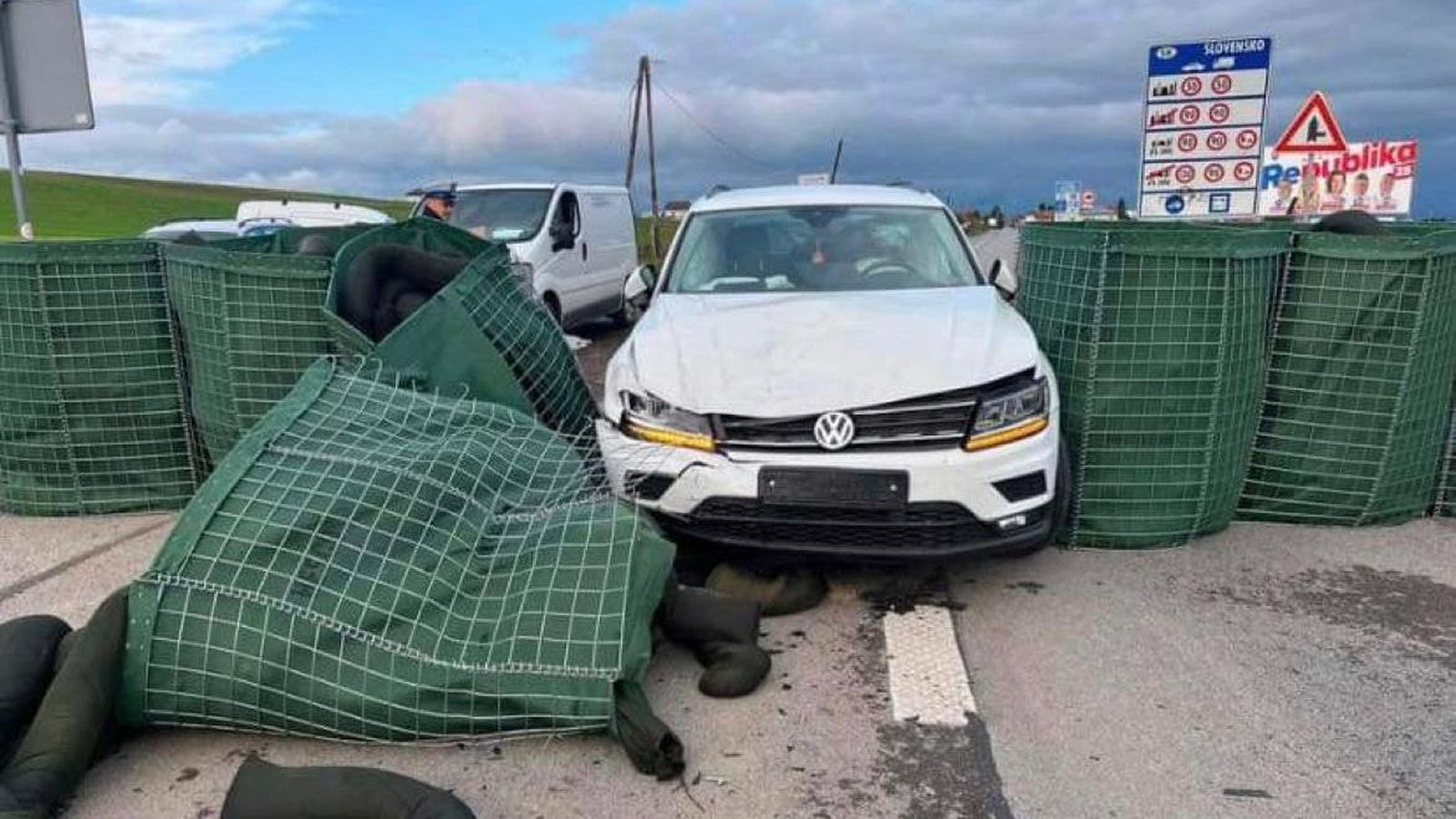 Susedia v noci zatvorili vybrané hraničné priechody. Poliaci zaznamenali prvý incident