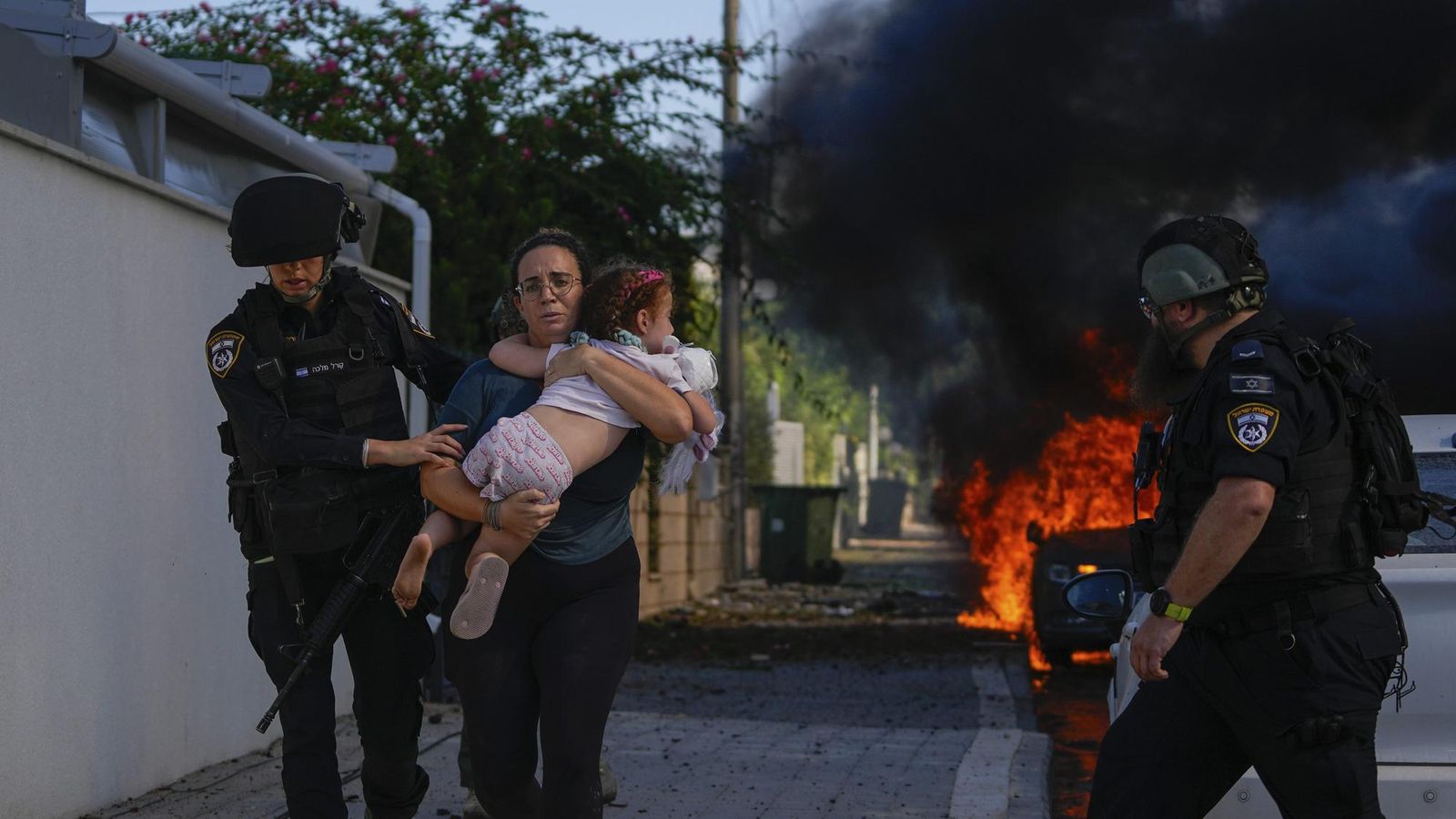 Pri teroristických útokoch v Izraeli zahynulo najmenej 100 ľudí, pri odvete ďalších takmer 200 Palestínčanov