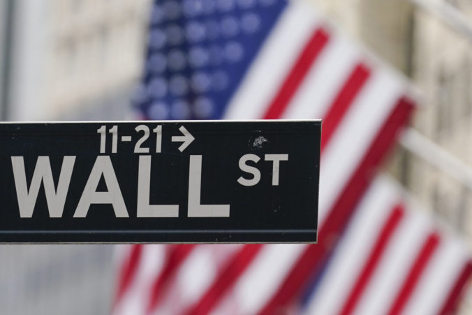 Wall Street ostáva pod tlakom dlhopisového trhu a akcie klesli, existuje aj signál na rast inflácie