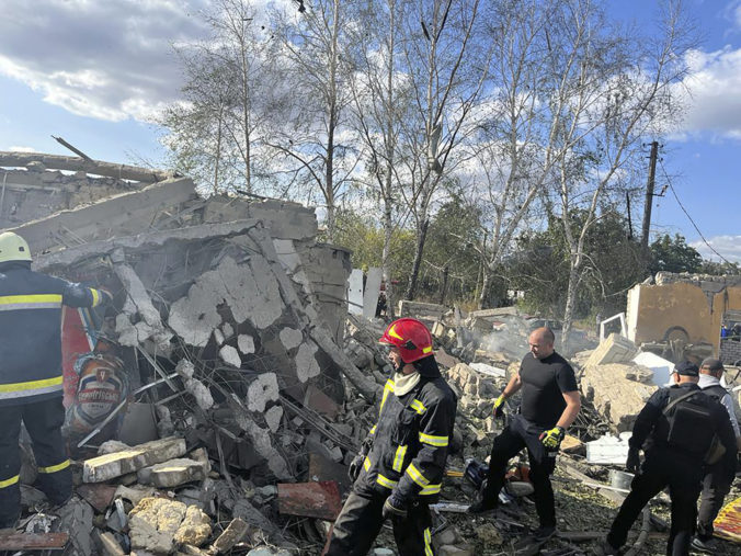 Rusi zasiahli obchod s potravinami v Kupiansku, zomrelo najmenej 51 ľudí a Zelenskyj hovorí o teroristickom útoku