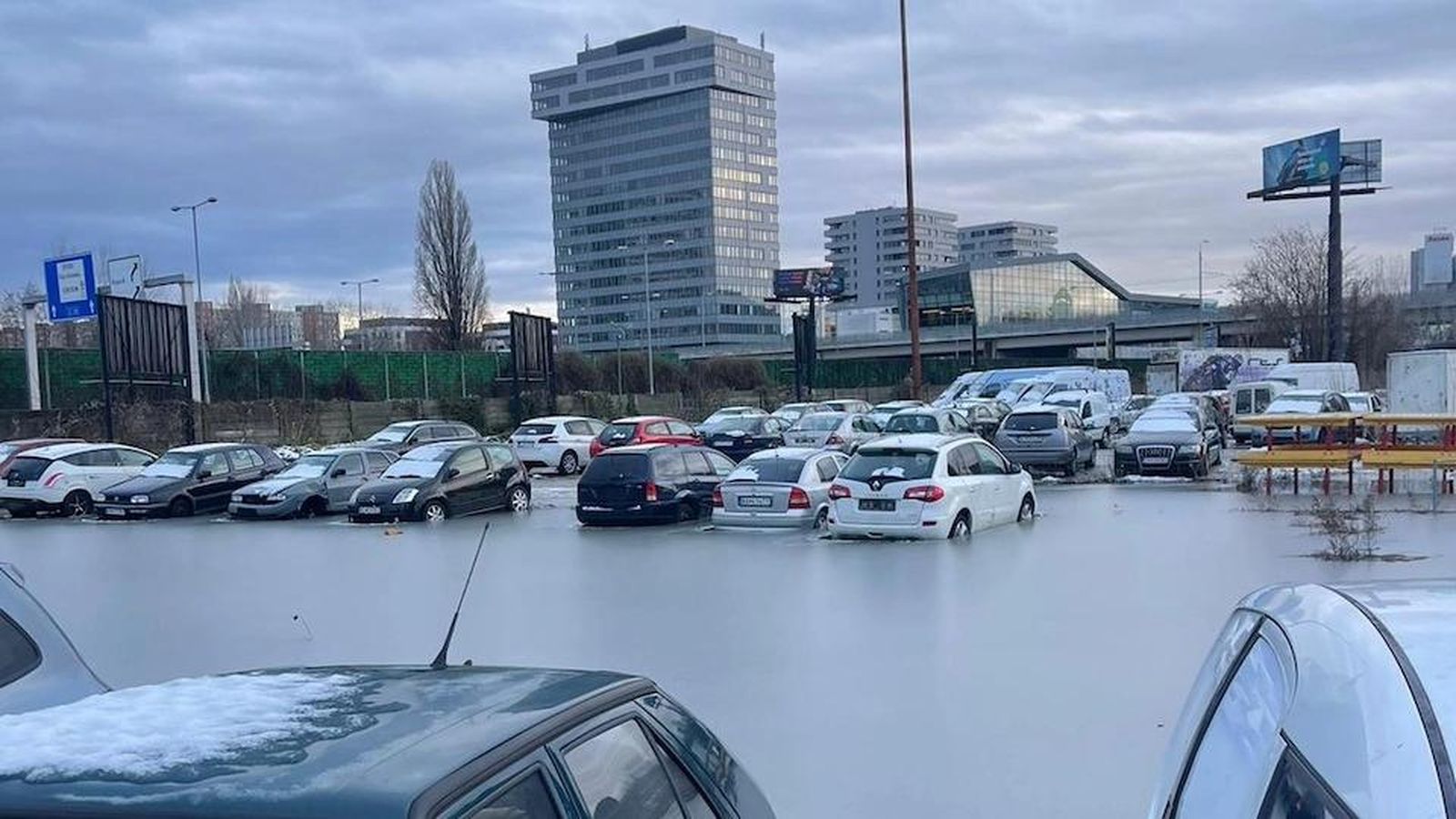 Dunaj sa dvíha. V Petržalke zaplavilo záchytné parkovisko