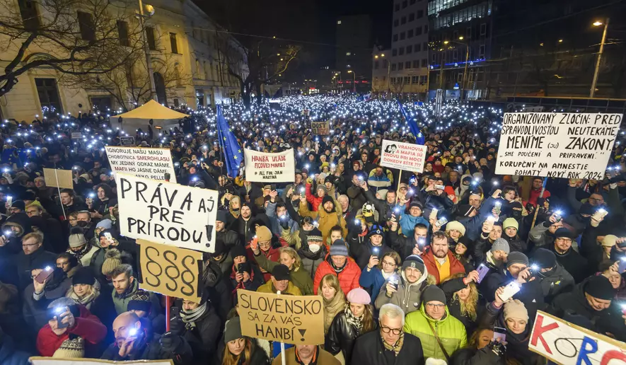 Námestie v Bratislave napriek zime zaplnilo 20-tisíc ľudí. Podľa Šimečku už raz Fico cúvol