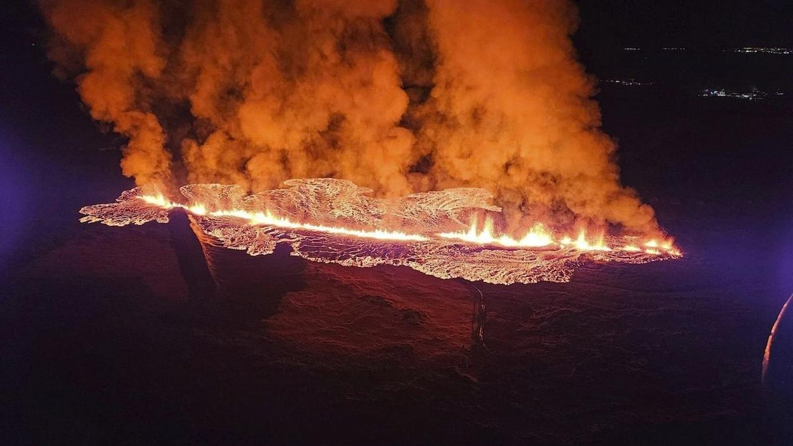 Láva z islandskej sopky dosiahla až do mesta, niektoré domy zhoreli