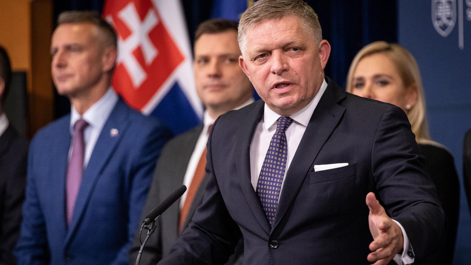 Robert Fico pošpinil odkaz Červenej armády (komentár Petra Bárdyho)