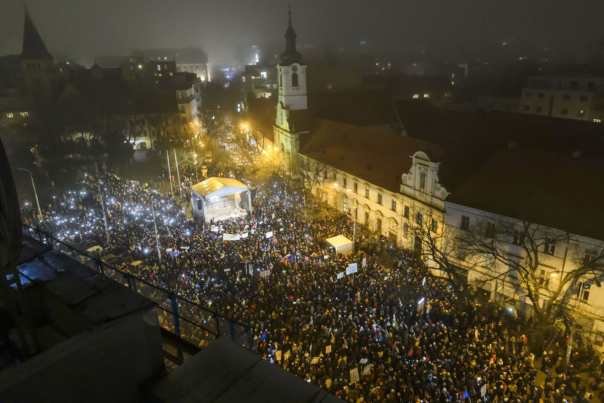 V Bratislave proti Ficovej vláde protestovalo 26-tisíc ľudí: Neuhneme. Pridalo sa viac miest ako pred týždňom