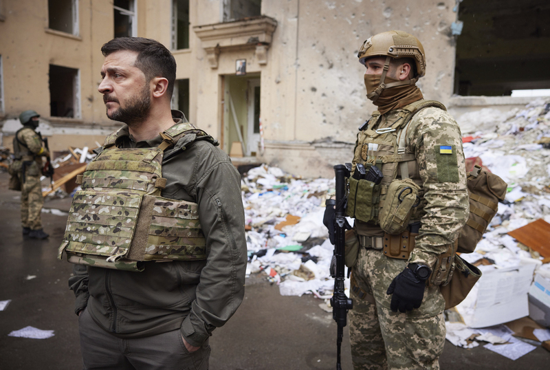 Trumpovi spojenci zdržujú novú pomoc Kyjevu. Zelenskyj chce exprezidenta vziať na front