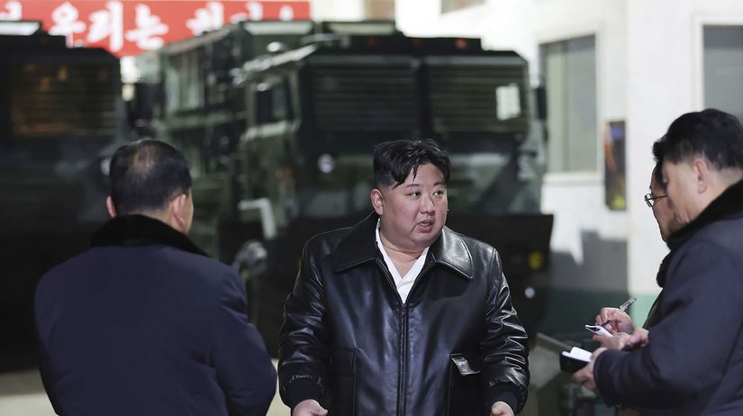 Kim Čong-un v lodeniciach vyzval na prípravy na vojnu, KĽDR vypálila rakety