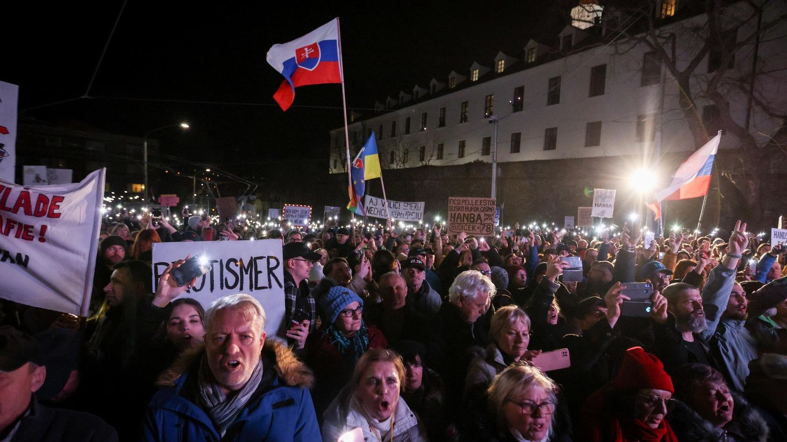 Smrtiaci koktejl pre spravodlivosť či kus plesnivej salámy. Davy ľudí prišli protestovať pred parlament